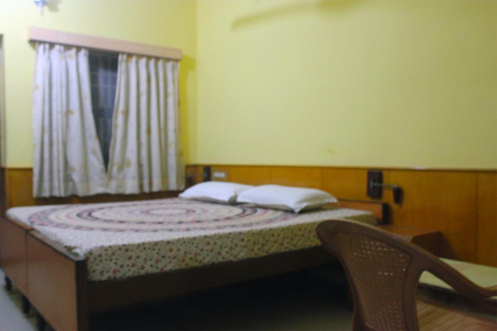 Vinodhara Guest House مهاباليبورام الغرفة الصورة