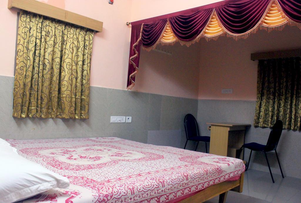 Vinodhara Guest House مهاباليبورام الغرفة الصورة