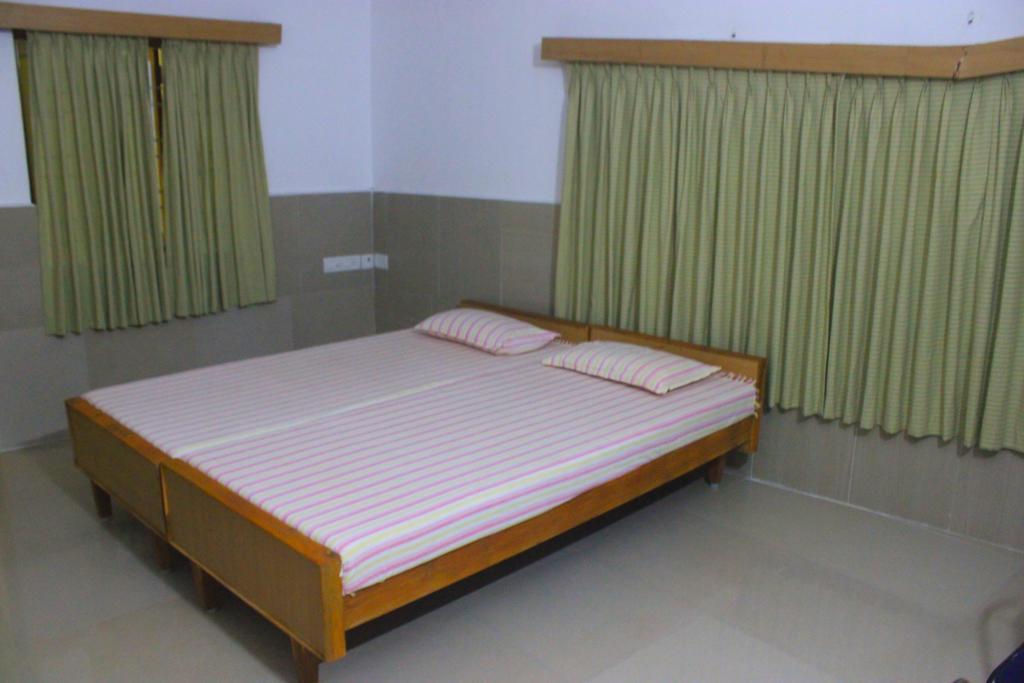 Vinodhara Guest House مهاباليبورام الغرفة الصورة